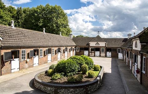 English Stable Yard, Houses With Stables, Equestrian Yard Ideas, Small Equestrian Property, Pretty Horse Stables, French Horse Stables, British Horse Stables, Luxury Stables Exterior, English Horse Stables