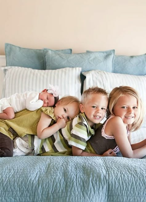 Baby und Familie: 46 Bilder zum Inspirieren! - Archzine.net Cousin Photo, Photo Bb, Foto Newborn, Sibling Photography, Sibling Photos, Family Picture Ideas, Foto Baby, Foto Tips, Childrens Photography