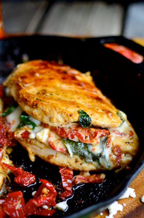 Spinach And Cheese Stuffed Chicken, Wallpaper Food, Tomato Spinach, Cheese Stuffed Chicken, Meal Prep Plans, Mozzarella Chicken, Sundried Tomato, Resep Diet, Paleo Diet Recipes