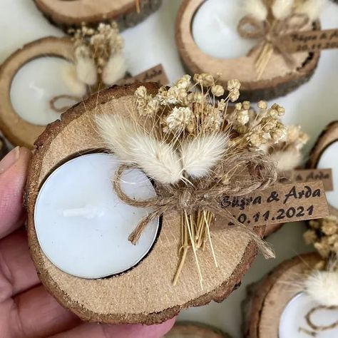 Natural Wedding Centerpieces, Diy Wedding Favors Cheap, Rustic Bridal Shower Favors, Log Candle Holders, Gold Wedding Favors, Log Candles, Inexpensive Wedding Favors, Rustic Winter Wedding, Edible Wedding Favors