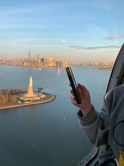 Nyc Helicopter Ride Aesthetic, Nyc Selfies, New York Helicopter Ride, Nyc Helicopter Ride, Helicopter New York, Nyc Childhood, New York Instagram Pictures, New York Sightseeing, New York Bucket List