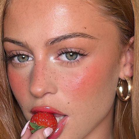 Pomegranate Makeup Look, Strawberry Girl Makeup, Summer Girl Makeup, Strawberry Make Up Look, Strawberry Make Up Ideas, Straw Berry Makeup, Strawberry Makeup Aesthetic, Strawberry Eyeshadow Look, 2024 Beauty Trends