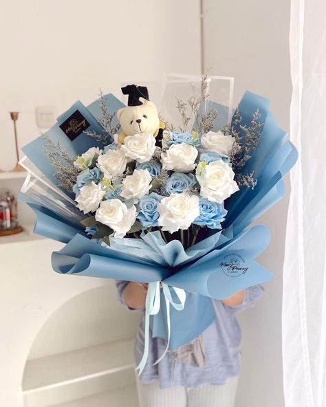 Buket Graduation, Graduation Flowers Bouquet, Graduation Flower Bouquet, Wrap Flowers, Blue Flowers Bouquet, Graduation Bouquet, Flower Board, Graduation Flowers, Luxury Flower Bouquets