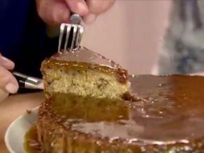 Sticky Toffee Date Cake Recipe | Food Network Toffee Date Cake, Date Cake Recipe, Sticky Toffee Cake, Toffee Cake, Date Cake, Video Food, Toffee Bars, Toffee Pudding, Sticky Toffee Pudding