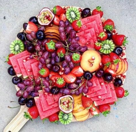 Buffet Plating Ideas, Arabisk Mad, Board Presentation, Fruit Board, Pink Smoothie, Fruit Platter Designs, Frozen Raspberries, Party Food Platters, Christmas Board