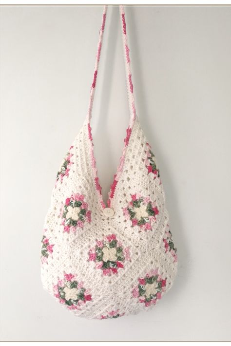 Everybody likes crochet granny square. Perfect color transitions make this granny square bag quite flashy. Summer retro style meets function and versatility in this fun shabby chic bag This slouchy hobo bag perfect for you spring - summer months. Amazing style aside, this flower tote bag also features handcrafted. If you like the hippie stlye ,this 1970s bag will be perfect choice for you. Flower Tote Bag Crochet, Crochet Bag Granny Square, Crochet Bag Granny, Shabby Chic Bags, Crochet Hobo Bag, Slouchy Hobo Bag, Daisy Bags, Granny Square Bag, Crochet Shoulder Bag