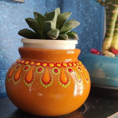 Mud Pot Painting Ideas Indian, Matki Painting, Garba Decoration Ideas At Home, Matka Decoration, Matka Painting, Garba Decoration, Painting Pots, Dot Painting Tools, Diya Decoration Ideas