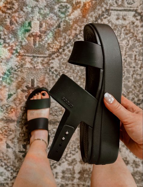 Crocs Wedges Outfit, Alternative Sandals, 90s Platform Sandals Outfit, Platform Sandals Outfit Aesthetic, Grunge Sandals, Black Platform Sandals Outfit, Goth Sandals, Black Sandals Outfit, 90s Platform Sandals