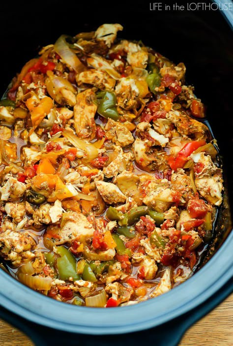 Crock Pot Chicken Fajitas will quickly become a new dinner favorite! The flavors are incredible with the chicken, bell peppers, onion and an assortment of Mexican spices. Crock Pot Fajitas, Chicken Breast Crock Pot, Crock Pot Chicken Fajitas, Top Slow Cooker Recipes, Crockpot Dinners Healthy, Chicken Fajitas Crockpot, Easy Crockpot Dinners, Chicken Fajita Recipe, Crock Pot Chicken