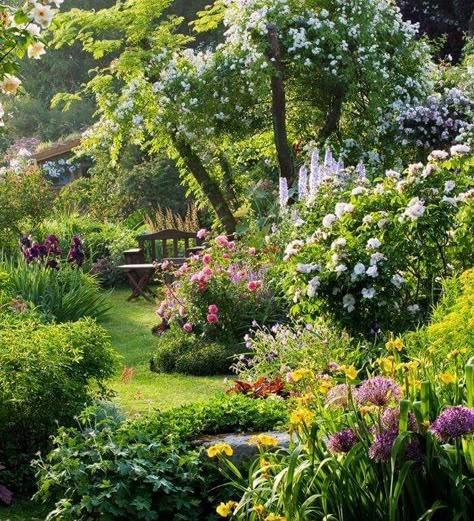 English Cottage Garden. GARDENING; GARDEN DESIGN; GARDEN PLANS; GARDEN PLANTERS; GARDEN PLANNING; GARDEN PLANTS; VEGETABLE GARDEN; PERENNIALS; LANDSCAPING; ANNUALS; LAWN EDGING IDEAS; FLOWERS; SHADE PLANTS; FLOWERS; GARDEN IDEAS; CONTAINER GARDENS #gardens #gardening #containergarden #shadeplants #flowers #perennials #annuals #gardendesign #landscaping #plants #gardenshed #sheshed Taman Vintage, Taman Air, Flower Garden Design, English Cottage Garden, Cottage Gardens, Have Inspiration, The Secret Garden, Gorgeous Gardens, Garden Cottage