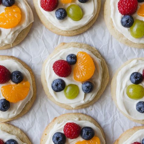 Fruit Pizza Cookies, Crumbl Copycat, Fruit Sugar Cookies, Pizza Cookies, Mini Fruit Pizzas, Easy Fruit Pizza, Cream Cheese Sugar Cookies, Milk Chocolate Chip Cookies, Whipped Cream Cheese Frosting