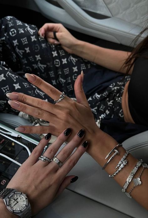 Expensive Silver Jewelry, Silver Assesories, Kendall Jenner Jewelry, Nails Styles, Silver Bracelet Stack, Dope Jewelry, Classy Jewelry, Jewelry Lookbook, Stacked Jewelry