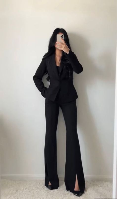 Flare Dress Pants to Wear to the Office - What Dress Code? Lawyer Outfit, Corporate Attire, Professional Outfits Women, Business Outfits Women, Stylish Work Attire, Business Casual Outfits For Work, Woman Suit Fashion, Elegante Casual, Classy Work Outfits