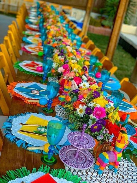 Mexican Table Flower Arrangements, Mexican Chic Party Decor, Mexican Picnic Decor, Elegant Fiesta Party, Fiesta Tablescape Ideas, Mexico Table Decor, Mexican Paper Flower Centerpieces, Mexican Party Table Set Up, Mexican Chic Party