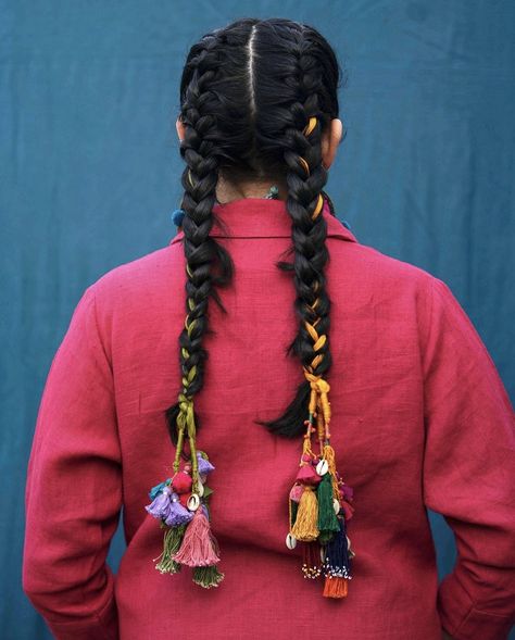 Back Of Head Braid, Rajasthani Hairstyle, Mexican Ribbon Braid, Guatemalan Hairstyles, Peruvian Hairstyles, Parandi Hairstyle, Chinese Braids, Indigenous Hairstyles, Native American Braids