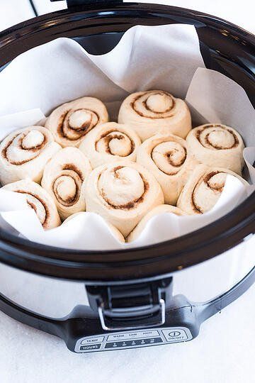 Slow Cooker Overnight Cinnamon Rolls Slow Cooker Christmas, Slow Cooker Cinnamon Rolls, Overnight Cinnamon Rolls, Slow Cooker Bread, Slow Cooker Breakfast, Potluck Desserts, Crock Pot Desserts, Slow Cooker Desserts, Crockpot Breakfast