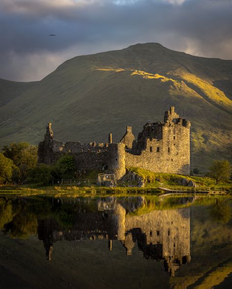 Kilchurn Castle Scotland, Kilchurn Castle, Best Of Scotland, British Castles, Castle Scotland, Scotland Castles, Scotland Highlands, Scottish Castles, Castle Ruins