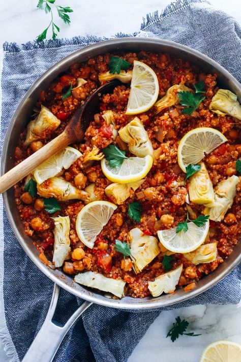 One-Pot Spanish Quinoa - Making Thyme for Health Spanish Quinoa, Dinner Vegan, Recipe Dinner, Food Vegan, Dinner Easy, Vegan Meals, Healthy Protein, Quinoa Recipes, Canned Chickpeas