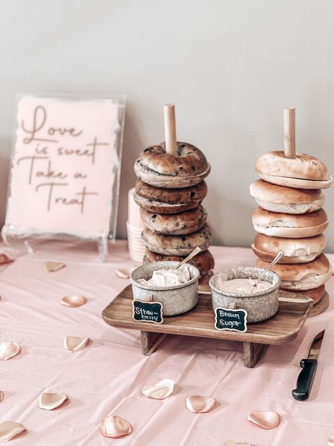 Brunch And Bubbly Wedding Shower Ideas, Bridal Shower Themes Brunch And Bubbly, Boho Bridal Shower Brunch Food Ideas, Classy Bridal Shower Brunch, Bridal Shower Brunch Party Favors, Bagel Bar Bridal Shower Brunch Party, Pink Bridal Brunch Decor, Bridal Shower Coffee Bar Ideas, Coffee Brunch Ideas