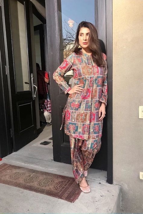 All Over Print Gaun Fashion, Pakistani Dresses Casual, Pakistani Fashion Party Wear, Beautiful Pakistani Dresses, Salwar Kamiz, Casual Wear Dress, Dress Design Patterns, Sleeves Designs For Dresses, Simple Pakistani Dresses