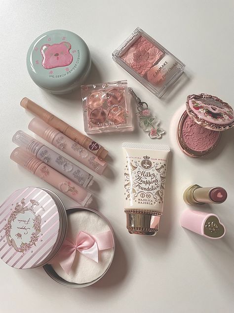 Boho Makeup, Makeup Accesories, Makeup Package, Fancy Makeup, Pretty Skin, Pink Girly Things, Pink Makeup, Makeup Items, روتين العناية بالبشرة