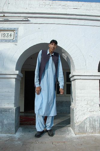 Naseer Soomro - 7 feet 8.9 inches (236 cm)  - http://www.thetallestman.com/naseersoomro.htm Tallest Man, Tall People, World Record, Tall Guys, 11 Inches, Pakistan, Academic Dress, Lab Coat, Normcore