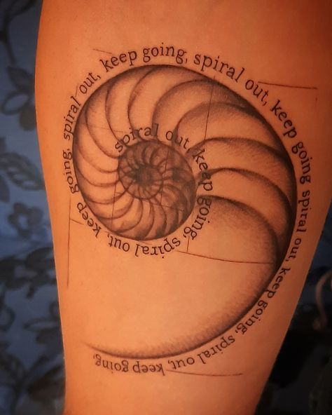 Just got this tattoo on my forearm. Quoting "spiral out, keep going," from Lateralus along the whole spiral, framed inside the Golden ratio present in the Fibonacci sequence Spiral Tattoo Meaning, Fibbonaci Tattoo, Tool Band Tattoo, Golden Spiral Tattoo, Fibonacci Spiral Tattoo, Fibonacci Spiral Art, Nautilus Tattoo, Golden Ratio Tattoo, Spiral Tattoo