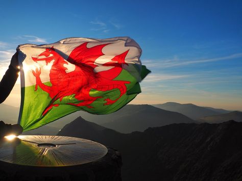 The Welsh flag flying proudly over Snowdonia. Wales Flag, Welsh Flag, Saint David, Welsh Dragon, Snowdonia, Swansea, Duchess Kate, Flags Of The World, British Isles