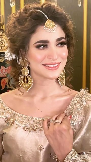 Jewellery Design For Bride, Bridal Hair Decorations Wedding Ideas, Pakistani Hairstyles Party Simple, Bride Pictures Ideas, Pakistani Bride Hairstyle, Nikkah Makeup, Pakistani Bridal Makeup Hairstyles, Pakistani Makeup Looks, Girls Party Hairstyles