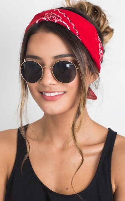 Chica usando una pañoleta de color rojo en su cabello sujetado en un chongo Brown Spots On Face, Hair Scarf Styles, Peinados Fáciles Para Cabello Corto, Red Bandana, Bandana Hairstyles, Bandana Scarf, Headband Hairstyles, Scarf Hairstyles, Hair Accessories For Women