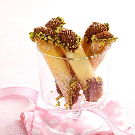 Chocolate Anise Cannoli Pistachio Cannoli, Chocolate Cannoli, Cannoli Recipes, Cannoli Cupcakes, Cannoli Desserts, Dessert Italian, Cannoli Cheesecake, Interlochen Michigan, Wonton Wrapper Recipes