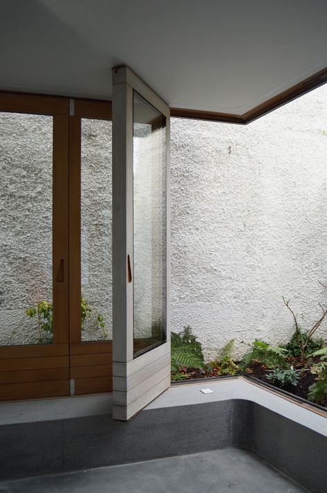 David Leech > A house in a garden | HIC Arquitectura British Architecture, Suburban House, Timber Panelling, Masonry Wall, Standing Seam, Recessed Ceiling, Built In Bench, Garden Studio, Floor Layout