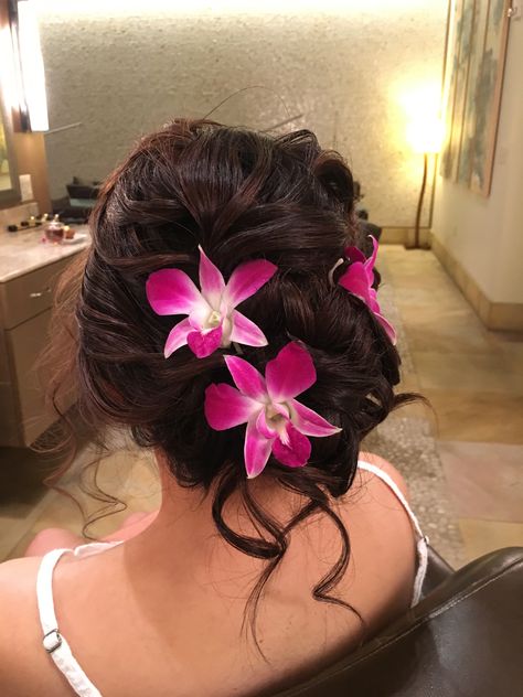 Hawaiian wedding hair #wedding hair #hawaii Hawaii Hairstyle, Hawaiian Hairstyles, Hairstyles Theme, Hair Stylies, Hawaiian Wedding, Hair Wedding, Hair Inspo Color, Dream Hair, Aesthetic Hair