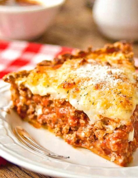 Meat Lovers Pizza Casserole Potluck Italian Dishes, Hearty Pizza Casserole Pie, Meat Lovers Pizza Spaghetti Bake, Pizza Casserole Pie, Meat Lovers Pizza Casserole, Cassarole Meals, Meat Feast Pizza, Beef Recepies, Freezer Casseroles