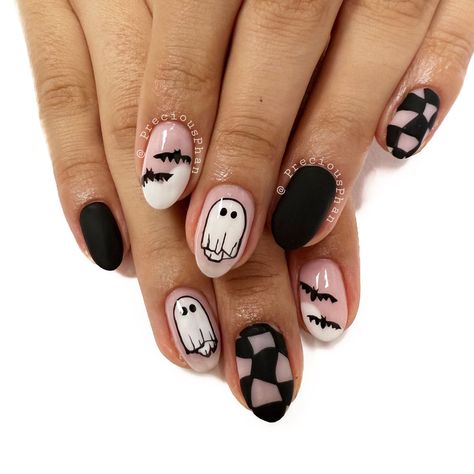 Spooky Nails Bats, Nails 2023 Trends Halloween, Nail Ideas Spooky, Halloween Nails Acrylic Black, Spooky Season Nails Short, Modern Halloween Nails, Pumpkin And Ghost Nails, Retro Halloween Nails, Boho Halloween Nails