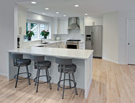 This L-Shaped kitchen design was transformed into a U-Shaped kitchen with the addition of a kitchen peninsula. Dura Supreme kitchen design by Boyer Building Corporation, Minnesota. Photography by Mark Ehlen of Ehlen Creative Communications. U Shaped Kitchen With Peninsula, Modern L Shaped Kitchens, Small U Shaped Kitchen, Peninsula Kitchen Design, Small L Shaped Kitchens, G Shaped Kitchen, Kitchen With Peninsula, Peninsula Kitchen, Galley Kitchen Layout