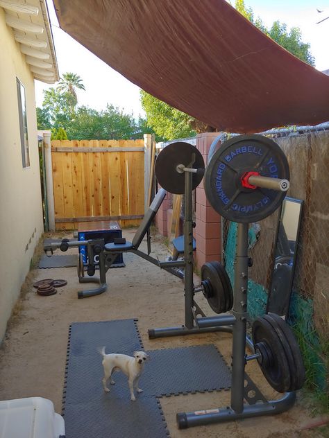 Outside Workout Area Diy, Outside Home Gym, Outside Gym Ideas Backyards, Diy Outdoor Gym, Gym Casero Ideas, Outdoor Gym Ideas Backyards, Patio Gym Ideas, Home Outdoor Gym, Outside Gym