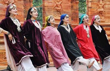 Music and Dance of Jammu and Kashmir, Jammu and Kashmir Folk Dance, Jammu Kashmir Music, Dances of Jammu Kashmir Culture, Kashmiri Culture, Kashmiri Dress, Indian Dance Forms, Kashmir Beauty, January Moon, Tiger Dance, Kashmir Photos, Dance Of India