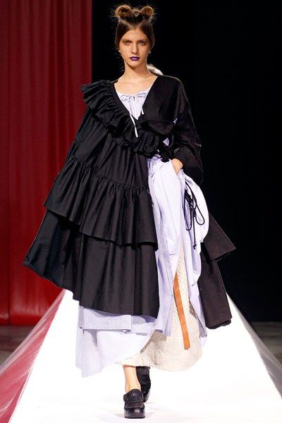 Deconstruction Fashion, Japanese Fashion Designers, Moda Paris, Fashion Week Runway, Yohji Yamamoto, College Fashion, Fashion Shows, Japanese Fashion, Fashion Sketches