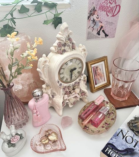 Vintage Bedside Table Ideas, Coquette Bedside Table, Coquette Shelf Decor, Coquette Desk Setup, Coquette Nightstand, Desk Coquette, Pink Aesthetic Desk, Pink Bedside Table, Geography Decor