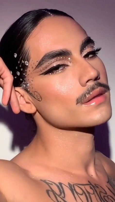 Makeup On Men Aesthetic, Male Glam Makeup, Mens Euphoria Makeup, Euphoria Makeup For Men, Euphoria Men Makeup, Men’s Makeup Looks, Makeup Ideas Men, Men Makeup Aesthetic, Makeup On Men