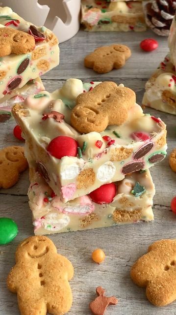 Christmas Bakes Easy, Gingerbread Rocky Road, Rocky Road White Chocolate, Christmas Rocky Road White Chocolate, Christmas Baking Uk, Christmas Marshmallows Ideas, Mini Christmas Deserts, Christmas Treats With Marshmallows, Christmas Brownie Ideas