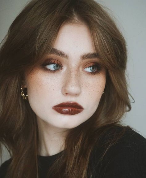 Red Makeup Looks For Wedding, Heavy Natural Makeup, Fall Picture Makeup Ideas, Everyday Alt Makeup Looks, Fall Makeup Dark Lips, Autumn Grunge Makeup, 60s Natural Makeup, Messy Glam Aesthetic, Gentle Wedding Makeup