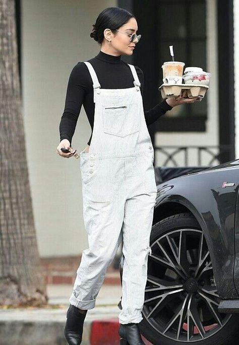 Tight black turtleneck top with baggy pale overalls. Fun playing with proportions. Estilo Vanessa Hudgens, Vanessa Hudgens Style, White Overalls, Looks Jeans, Quoi Porter, Stil Boho, Vanessa Hudgens, Celebrity Street Style, New Classic