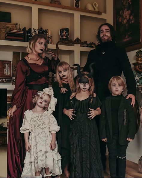 Goth Family Photos, Gothic Family Photoshoot, Gothic Family, Family Photo Ideas, Family Photoshoot, Family Photo, Family Photos, Photo Ideas