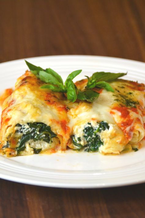 Two cannelloni crepes filled with spinach and ricotta. Plated with a bunch of fresh basil. Timbale Recipe, Spinach And Ricotta Cannelloni, Spinach And Ricotta Lasagna, Spinach Cannelloni, Ricotta Cannelloni, Asian Dumplings, Comfort Food Meals, Cannelloni Recipes, Manicotti Recipe