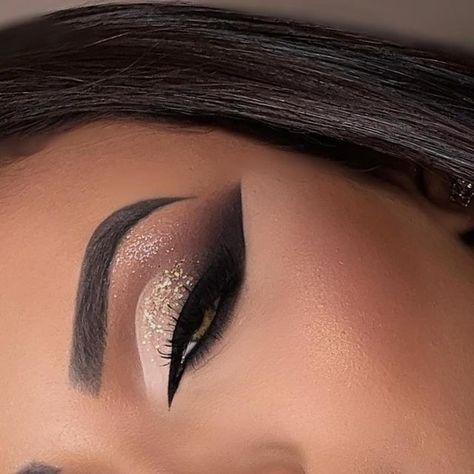 Cute Dark Makeup, Gold And Black Makeup Looks, Makeup For Black Dress Formal, Gold Smokey Eye Makeup, Makeup For Black Dress, Black And Gold Makeup, New Years Eve Makeup Looks, Makeup Ideas Black, Teenage Makeup