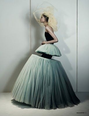 Victor & Rolf//Wow. Follow the link. These are incredible. Victor And Rolf, Magdalena Frackowiak, Mode Editorials, Sculptural Fashion, Couture Mode, Viktor & Rolf, Mode Inspiration, Looks Vintage, Costume Design