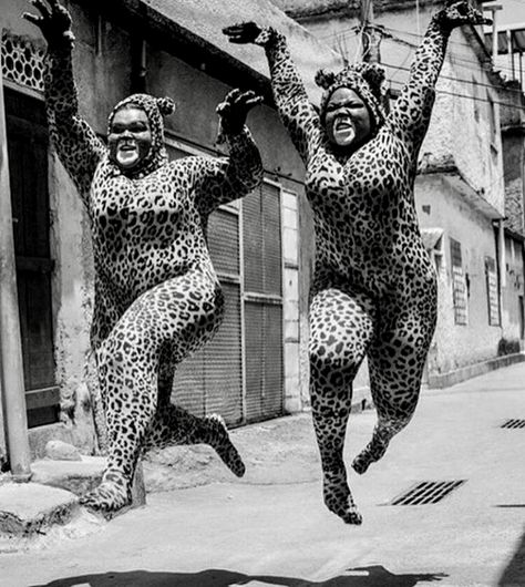 Bizarre Photos, Hi Five, Cat Power, Animal Statues, Black White Photos, Vintage Costumes, Black And White Photography, Life Art, Funny Photos