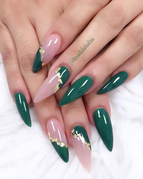 Short Green Stilleto Nails, Purple Green Gold Nails, Dark Green And Gold Nails Designs, Dark Green Nails Designs Gold, Smaragd Green Nails, Emerald Almond Nails, Emerald Green Stiletto Nails, Dark Nails Purple, Green And Rose Gold Nails